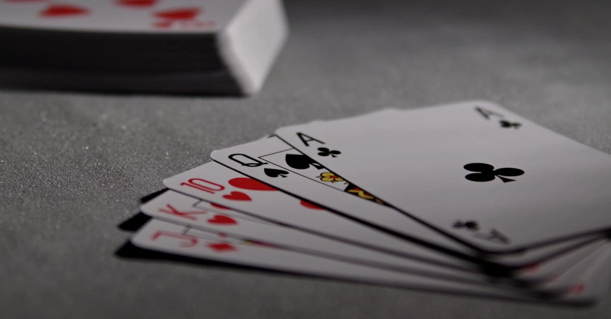 Карты блэкджек и фишки казино на зеленом столе